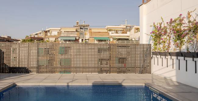 Swimming pool Hotel ILUNION Auditori Barcelona